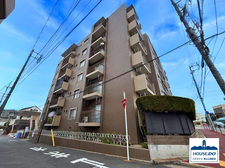 【外観】
ペット可!(細則あり)
地下鉄名城線「総合リハビリセンター駅」まで徒歩約7分550mの立地です。
幼稚園、保育園、小学校、中学校が徒歩10分圏内でファミリー層にオススメです♪
向いにスーパーあり