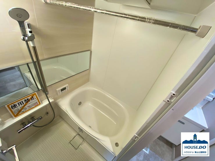 白や木目調を基調とした落ち着いた空間で、新品のバスタブに浸かって1日の疲れを癒してください。
浴室暖房、浴室乾燥システム付きです