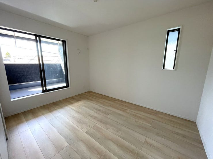 ◇洋室6.5帖◇
バルコニーへ出られるお部屋です♪
収納完備!