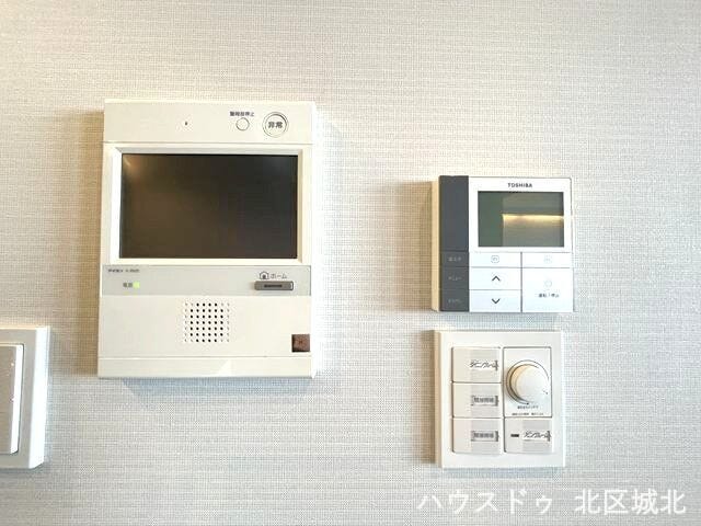 【モニター付きインターホン】
インターホンにモニターが付いているので、玄関まで行かずに来客の対応が出来ます。