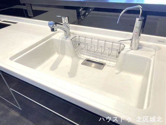 【ワイドシンク】
大きな鍋やフライパンも洗いやすい、使い勝手の良いワイドシンク。