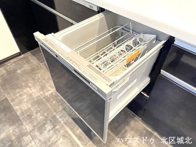 【食器洗浄乾燥機】
バタバタと忙しい朝にはとても便利で助かる食器洗浄乾燥機がついています。
