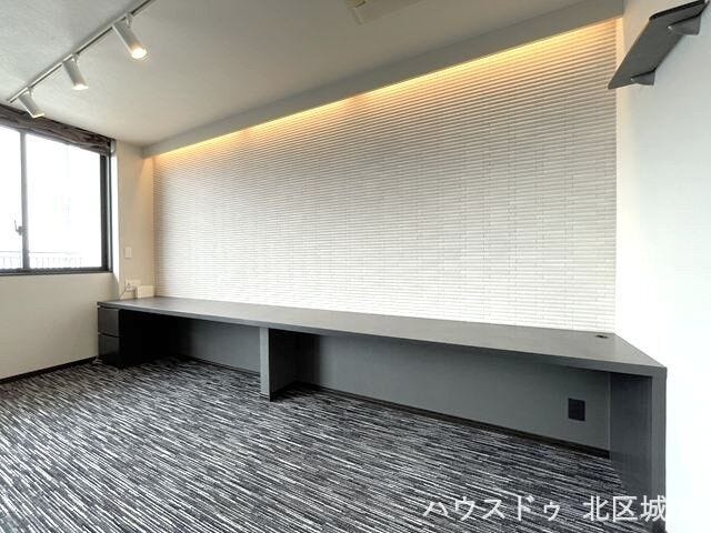 【リビングカウンター】
間接照明付きの造作カウンターが上質な空間を演出