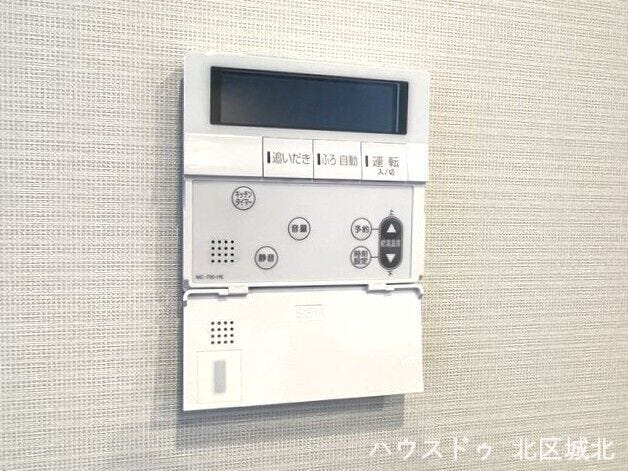 【給湯パネル】
自動お湯はり機能や追い炊き機能がついた給湯システムです。キッチンやリビングに居ながら作業できるのも嬉しいですね。