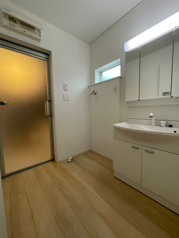 \清潔感あふれる洗面空間/
ゆとりある洗面室は、朝の身支度もスムーズ。収納もしっかり確保され、毎日を快適にサポートする使い勝手の良い空間です。