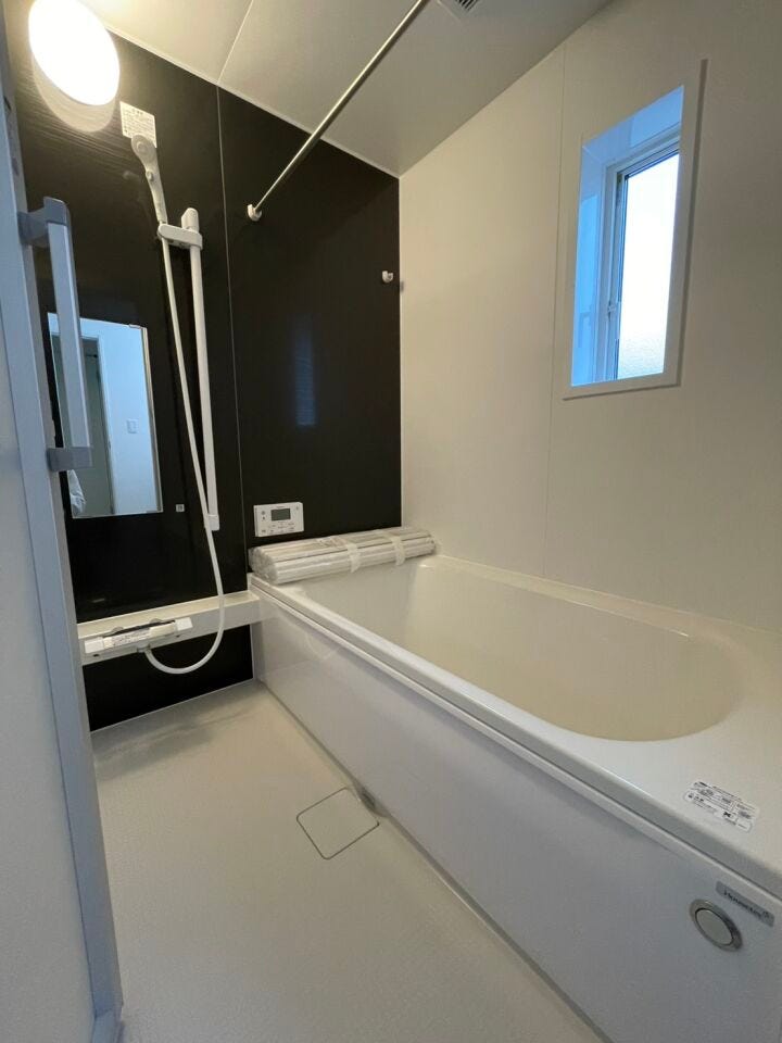 \一日の疲れを癒すバスルーム/
ゆったりとくつろげる浴室空間。清潔感のあるデザインと快適な設備で、毎日のバスタイムを心地よいひとときに。