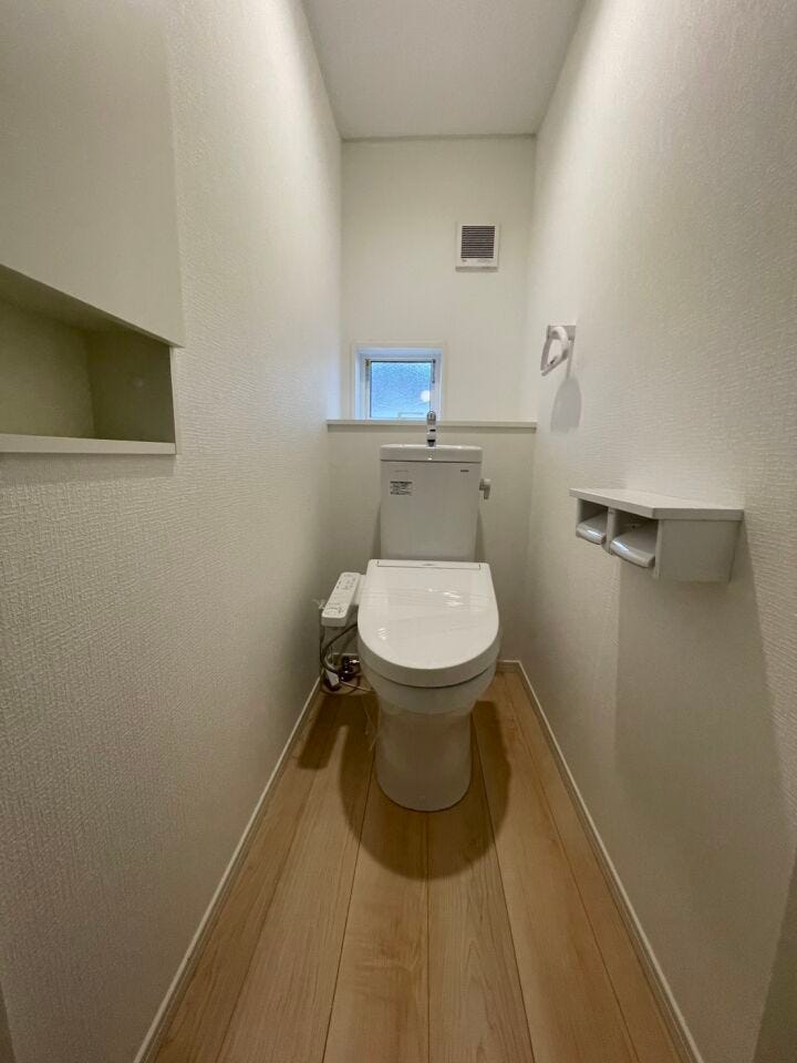 \清潔感あふれる洗浄便座付きトイレ/
1階に配置された使いやすい設計。快適な機能性と落ち着いた空間で、毎日の暮らしをさりげなく支えます。