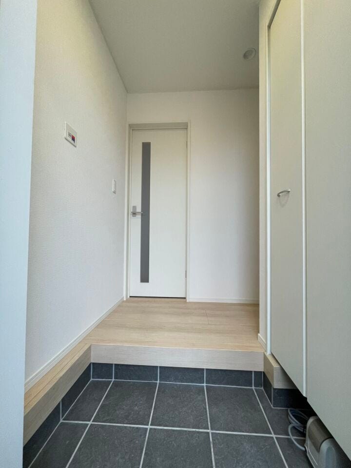 \住まいの第一印象を彩る玄関/
ゆとりある空間設計で、家族の「いってきます」と「ただいま」を心地よく迎えます。収納力も備え、すっきりとした玄関を保てます。