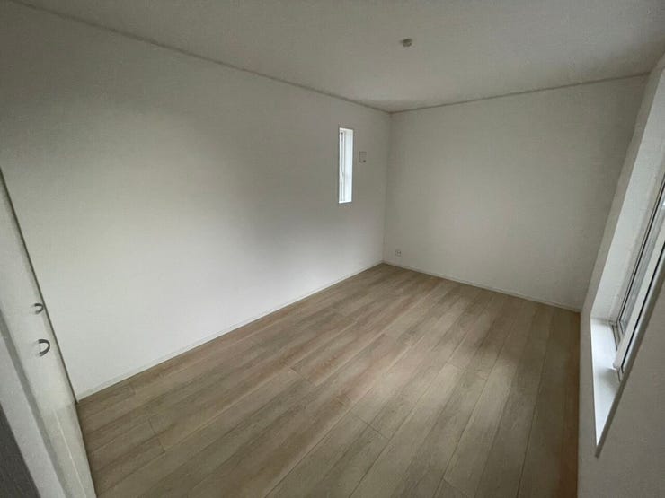 \多用途に使える2階洋室/
子ども部屋や書斎、趣味の空間としても活躍。採光にも配慮された明るい室内で、ライフスタイルに合わせて柔軟に使えます。