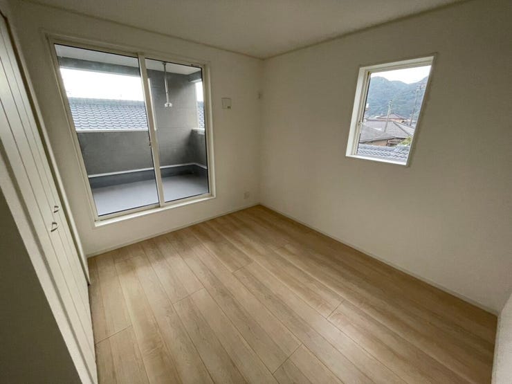 \心安らぐ主寝室/
ゆとりある広さで、ベッドや家具の配置も自在。落ち着いた空間設計が、一日の疲れをやさしく癒し、上質な眠りへと導きます。