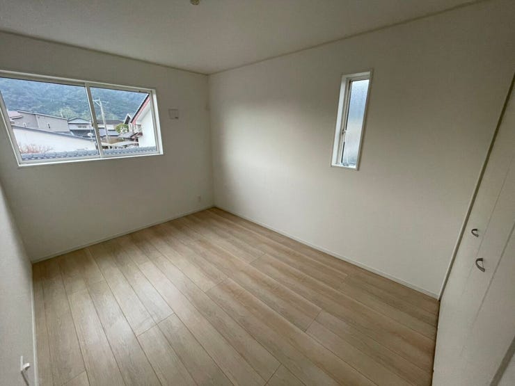 \家族の成長に寄り添う2階洋室/
子ども部屋やワークスペースなど用途自在。収納もしっかり確保され、すっきりと使える快適なプライベート空間です。