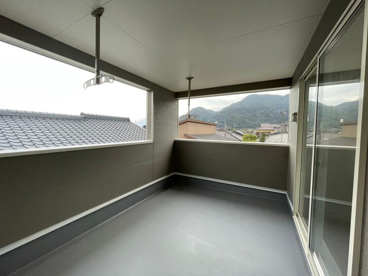 \開放感あふれるバルコニー/
陽当たりの良いスペースで洗濯物も快適に乾燥。ちょっとした気分転換やガーデニングも楽しめる、暮らしにゆとりを添える空間です