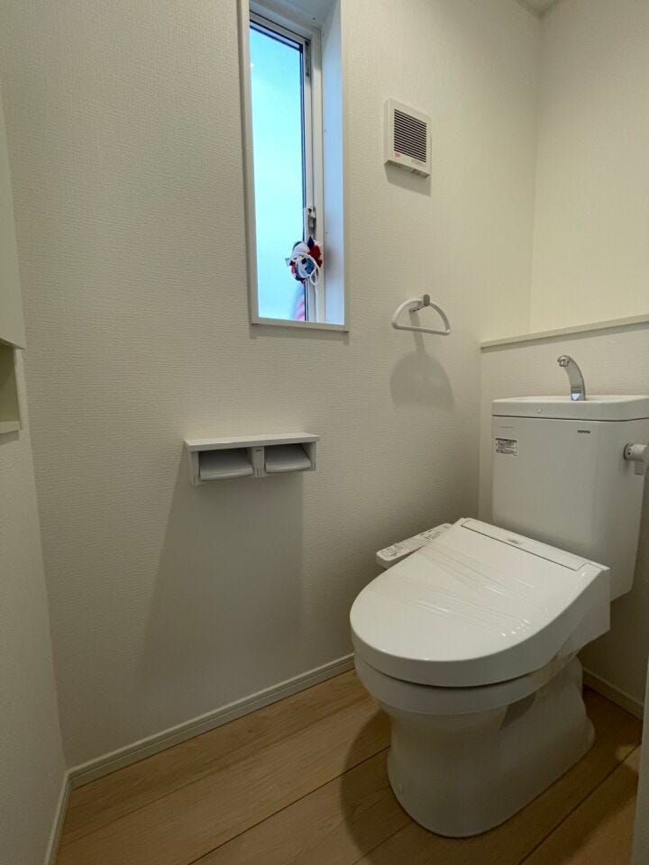\2階にも快適な洗浄便座付きトイレ/
朝の忙しい時間帯も混み合いにくく、使い勝手の良い設計。清潔感のある空間で、毎日の暮らしをより快適に支えます。