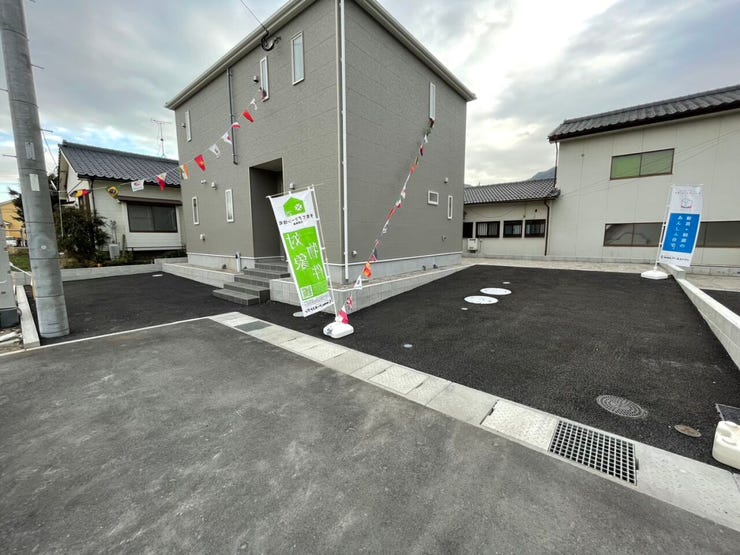 \圧巻の駐車5台可能スペース/
ご家族それぞれのお車はもちろん、来客用や社用車にも対応できる広さ。将来の増車にも安心のゆとりある駐車場です。