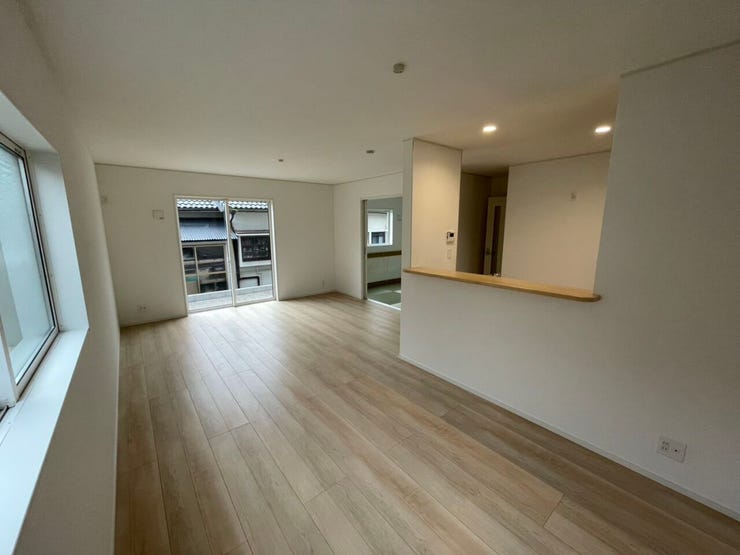 \家族の笑顔が広がる住まい/
明るいリビングで自然と集う毎日。新築ならではの安心と心地よさを、ぜひご体感ください。