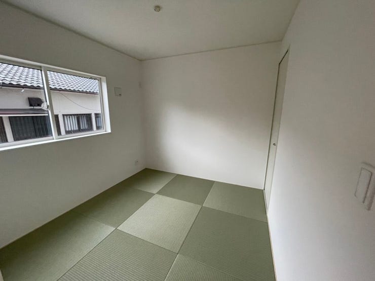 \暮らしにゆとりをもたらす和の空間/
客間や寝室、お子さまの遊び場、在宅ワークにも活躍する万能な和室。落ち着きある空間として使いやすく、暮らしの幅を広げてくれます。