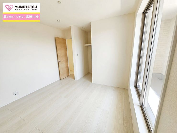 白と木目調を基調にした洋室は落ち着きますね。お部屋のコーディネートも楽しめます。バルコニーに続く窓は、開口部が大きく明るい陽差しが入り込み明るく優しい空間です♪