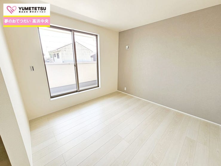 日々の疲れをいやしてくれる主寝室。時を忘れて過ごす場所として過ごせるお部屋。主寝室からはバルコニーへ出られます。お洗濯物を干すときや、取り込む際に便利です。窓からたっぷりの日差しが降り注ぐ明るい室内♪