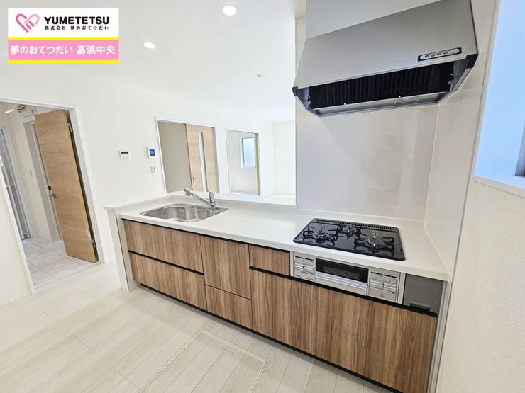 リビングで遊ぶお子様の様子を見つつ、ご家族とのお話を楽しみながら家事を進めることができる対面式キッチン☆お皿洗いも好きなテレビ番組を見ながら、あっという間に終わるはず!オプション工事も承ります!