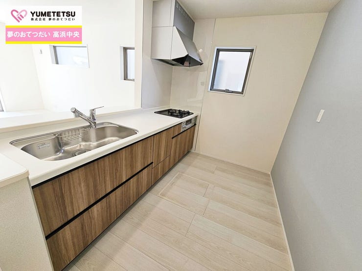 使いやすいキッチンです。収納付キッチンでフライパン・パスタ鍋・圧力鍋の出し入れが便利です。作業台はお手入れがしやすく、また幅が広いのでお子さまといっしょにお料理することも可能です。