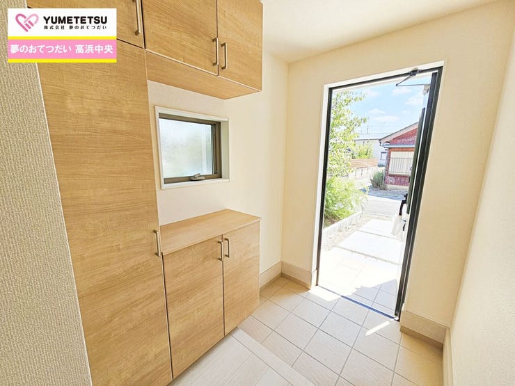 明るくコントラストのある、開放感と清潔感を兼ね備えています。いつでも玄関をスッキリと片付けられ、身支度を簡単に済ませるにも最適です。