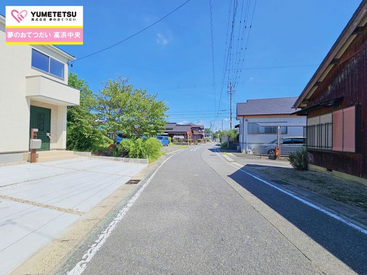 間口・前面道路ともに十分な幅があり駐車も楽々♪駐車スペースも大きく、いつ友人・親戚・来客が来ても決して油断しないハイスペックな邸宅。