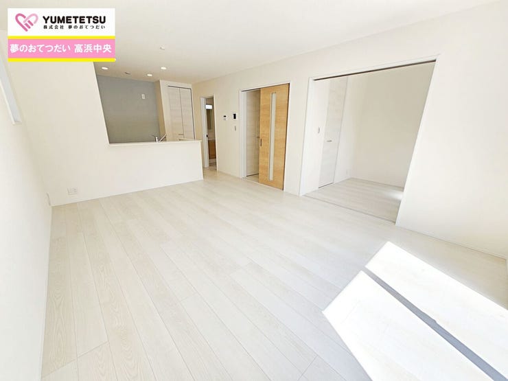 大きな家具を置いても広々としています。広い家はきっと、家族が集まり団欒が生まれる家となります。家族の笑顔が想像できる家をぜひ一度ご覧下さい!陽だまりが寛ぎの時間をさらに素敵に演出してくれます♪