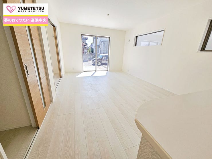 明るいリビングは家族の笑顔の源です。家族との時間をゆったりと過ごせるプランニングになっています♪家具を置いても十分なスペースのある広々リビングでゆったりお過ごしください♪