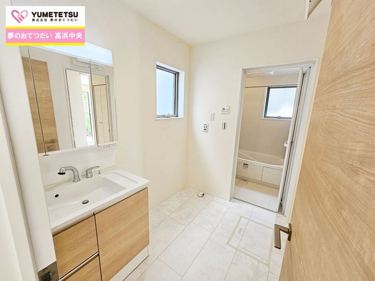 三面鏡ならではの収納力、シャンプードレッサーならではの機能性、どちらも採用!汚れが落ち易いすべり台ボウルは手入れもしやすく日々の生活を陰ながら支えてくれる仕様です。