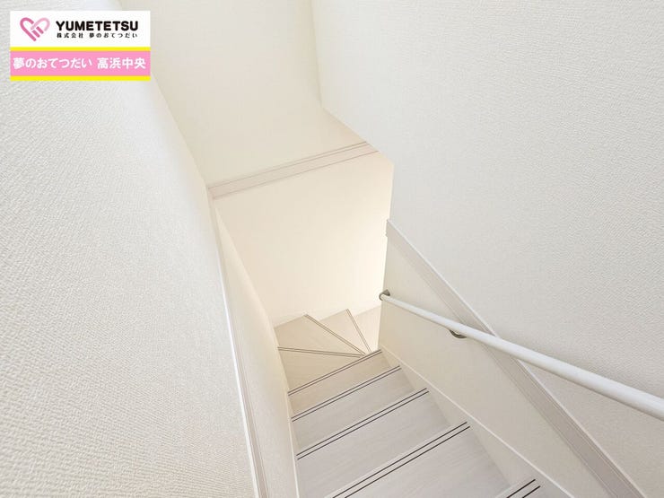 窓からは太陽の光が差し込み明るい空間に♪朝を気持ちよく迎えられそうですね!
階段には手すりがついているので、小さなお子様も安心ですね☆