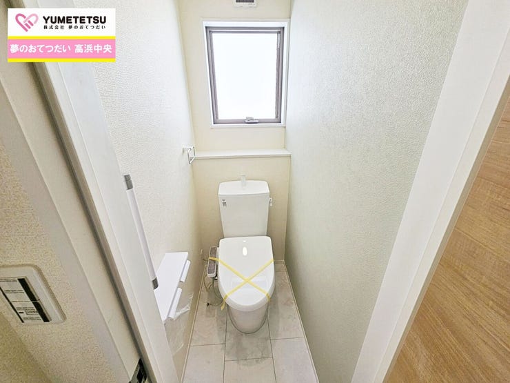 トイレは1階と2階にあるので、朝の混雑時に大活躍!バタバタ忙しい朝の身支度もスムーズに進みます。小窓がついて明るく収納付で便利です。お掃除もラクラクなウォシュレット一体型トイレを採用しています。