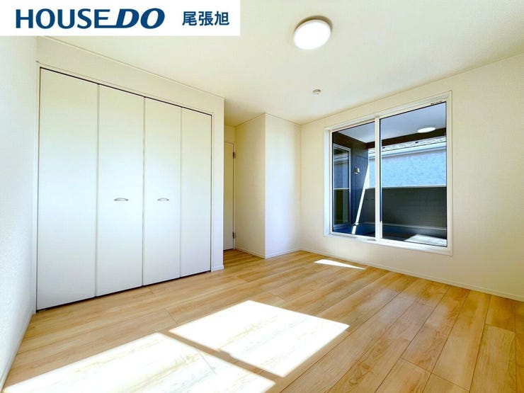 【洋室】多数の洋室があるため、それぞれ各部屋でプライベート空間をお楽しみいただけます。収納も完備しているのですっきりとしたお部屋でお寛ぎいただけます。2面採光のため、日当たりも良好です!