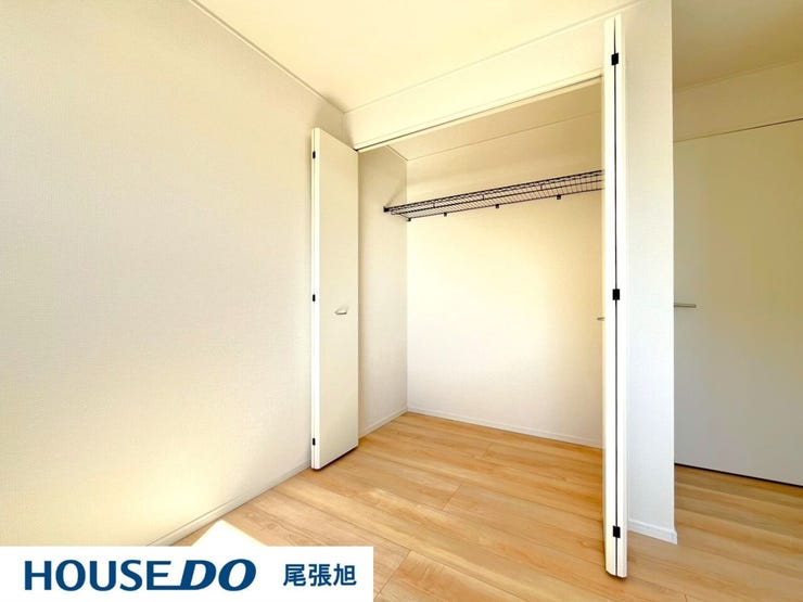 【クローゼット】広々としたクローゼットで、収納に余裕を持たせ、毎日をもっと楽に。整然とした空間で、探し物を減らし、ストレスフリーな生活を。収納力も良く、衣類がすっきり片付きます。