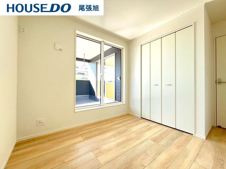 【洋室】明るい雰囲気の洋室です。広々とした明るいお部屋で、陽射しもたっぷり入ってきます。収納もご夫婦の衣類がたっぷり収納できるクローゼットがございます。ご夫婦のご主寝室にいかがでしょうか♪