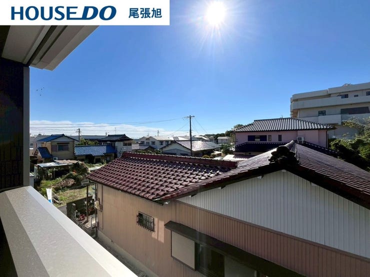 【陽当り良好】明るく暖かな光が差し込む家で、毎日が元気にスタート。南向きや開放的な窓からの自然光がたっぷりと室内に届き、季節を問わず温かみのある空間が広がります。家族全員が心地よく暮らせる住まいです。