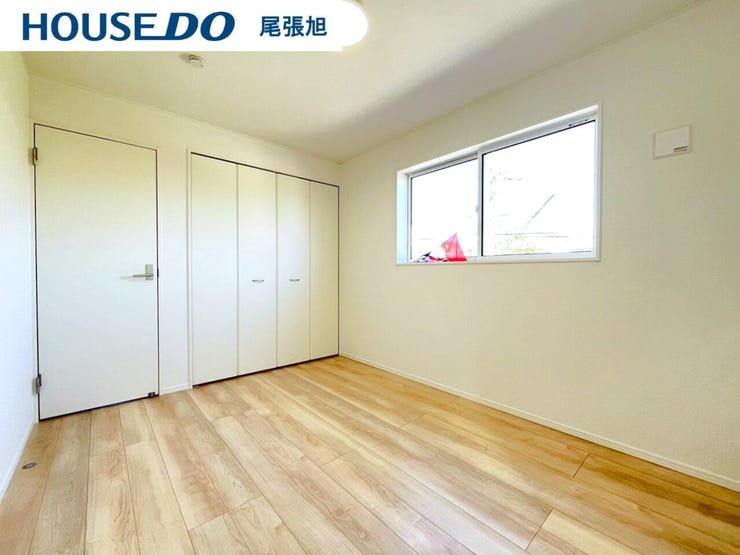 【洋室】明るい雰囲気の洋室です。広々とした明るいお部屋で、陽射しもたっぷり入ってきます。収納もご夫婦の衣類がたっぷり収納できるクローゼットがございます。ご夫婦のご主寝室にいかがでしょうか♪