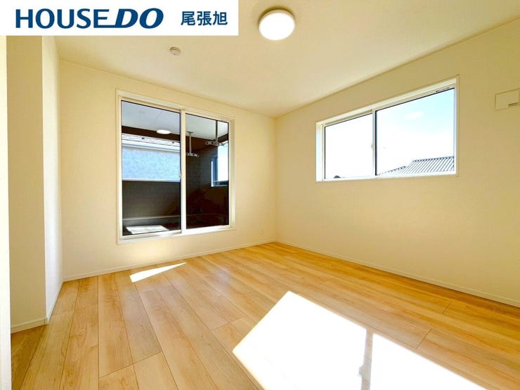 【洋室】丁度いいサイズの洋室です。トレンドになりつつあるのが、広過ぎず、快適すぎない子ども部屋。勉強と寝るだけの部屋にすることで閉じこもりがなくなり、リビングで過ごす時間が増えると言われています。