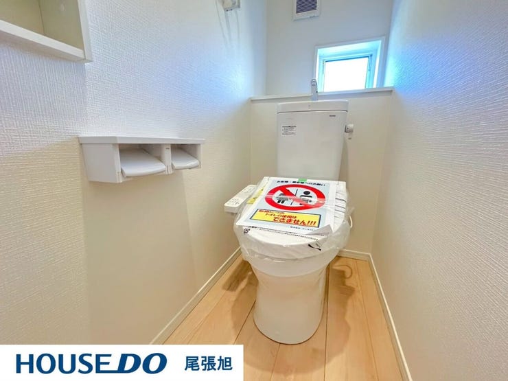 【トイレ】明るく、ひろびろとしたトイレです。掃除もしやすく、綺麗を保てます。ご自分の好きなアロマや芳香剤を置いて落ち着く空間を演出するもの良いですね♪1人になれる空間ですから、リラックスしたいですね。