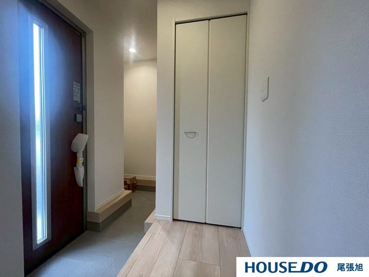 【玄関】大容量のシューズボックスが付いた玄関です。ご家族の靴もすっきり収納できます。綺麗な玄関を保てそうです♪窓も付いており、明るい空間です。帰ってきたくなるマイホームをご家族でつくりあげたいですね♪