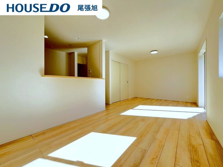 【リビング】大きな窓からは暖かい陽射しが差し込んできます。ソファやテーブルを置いても使いやすい配置で、ご家族そろってゆったりとお寛ぎいただけます。どんな家具を置こうか想像が膨らみます♪