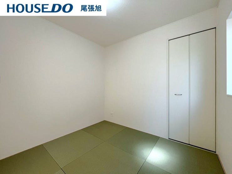 【和室】リビングの隣にある和室です。お子様のお昼寝スペースや、家事スペース、来客用の個室にと、あると嬉しい空間。収納もあり、置き場所に困りがちな布団や季節ものの収納場所にも重宝します。