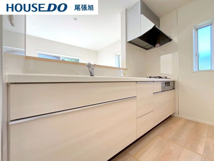 【キッチン】収納豊富ですっきりとしたキッチンを保てそうです♪お手入れも簡単なので綺麗を保てます。3口コンロ付きなので同時調理ができ、時短調理につながります。忙しい日々もストレスなくお料理できそうです。