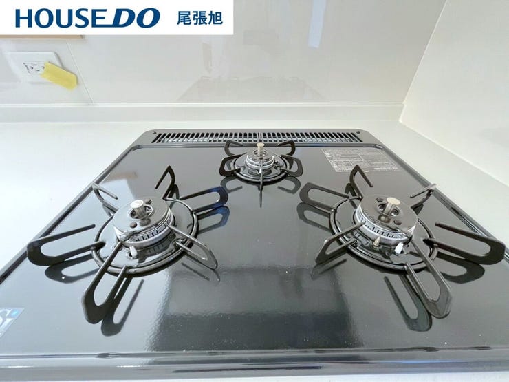 【3口コンロ】3口コンロ付きなので、お料理がはかどります。メイン料理2品を手前のコンロで調理しながら、奥の小バーナーで汁ものを調理するなど、複数の調理を一度に行うことができます。時短調理に繋がります!