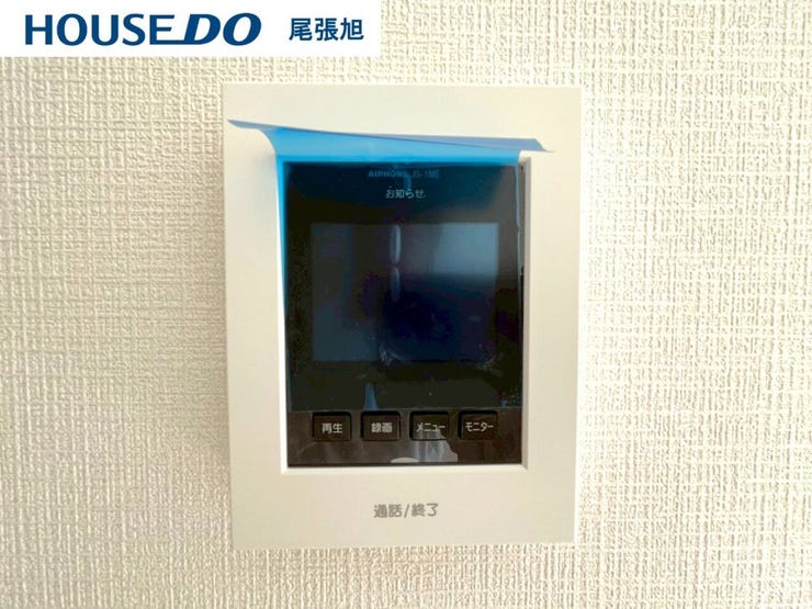 【インターホン】来客時に便利なモニター付インターホン。玄関ドアを開けることなく夜間でも訪問者の顔をモニターで確認できるため、トラブル防止にも繋がります。奥様やお子様のみのご在宅でも安心の防犯設備です!