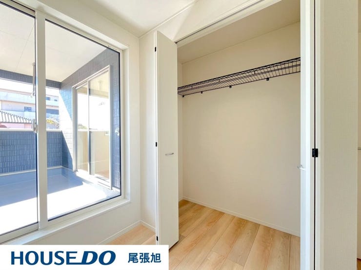 【クローゼット】広々としたクローゼットで、収納に余裕を持たせ、毎日をもっと楽に。整然とした空間で、探し物を減らし、ストレスフリーな生活を。収納力も良く、衣類がすっきり片付きます。