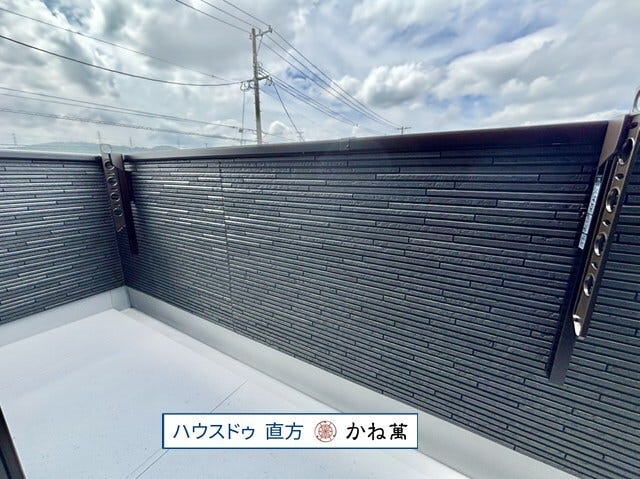 バルコニーには物干し金物あり