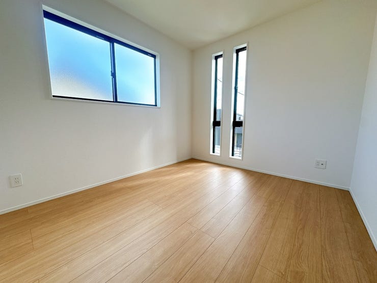 大きな窓から朝日が差し込み、目覚めのよい1日が迎えられそうです◎