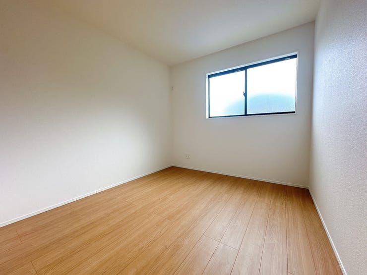 窓から日が差す明るいお部屋です。