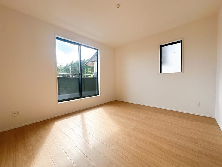 光をたっぷり取り込める窓があり明るい室内です◎