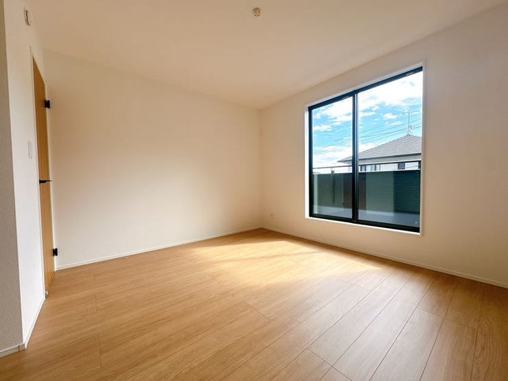 バルコニーの窓が大きく、明るい室内です◎